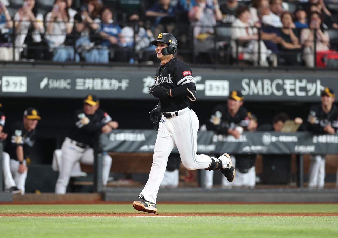 日本ハム対ソフトバンク　4回表ソフトバンク1死一、二塁、3点本塁打を放ち笑顔の広瀬隆太（撮影・黒川智章）
