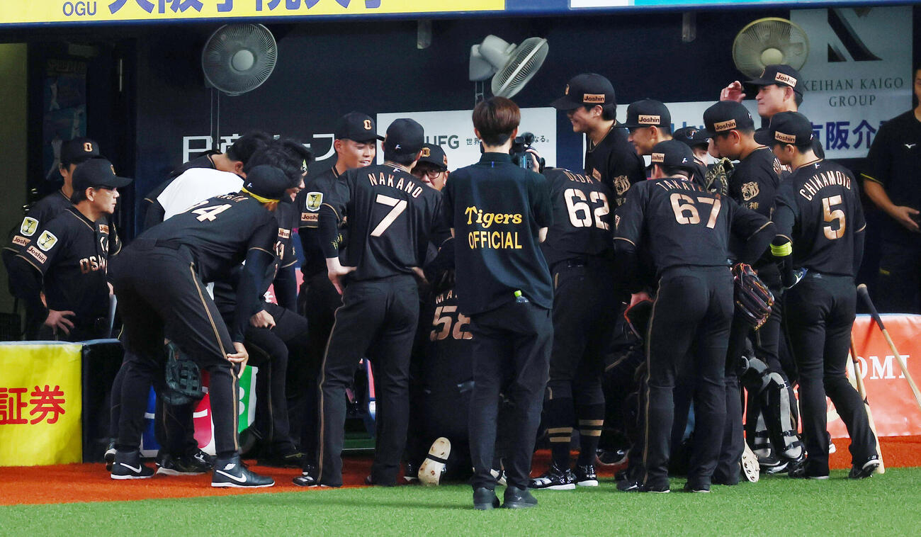 阪神対ヤクルト　試合前の円陣を組む阪神ナイン（撮影・加藤哉）