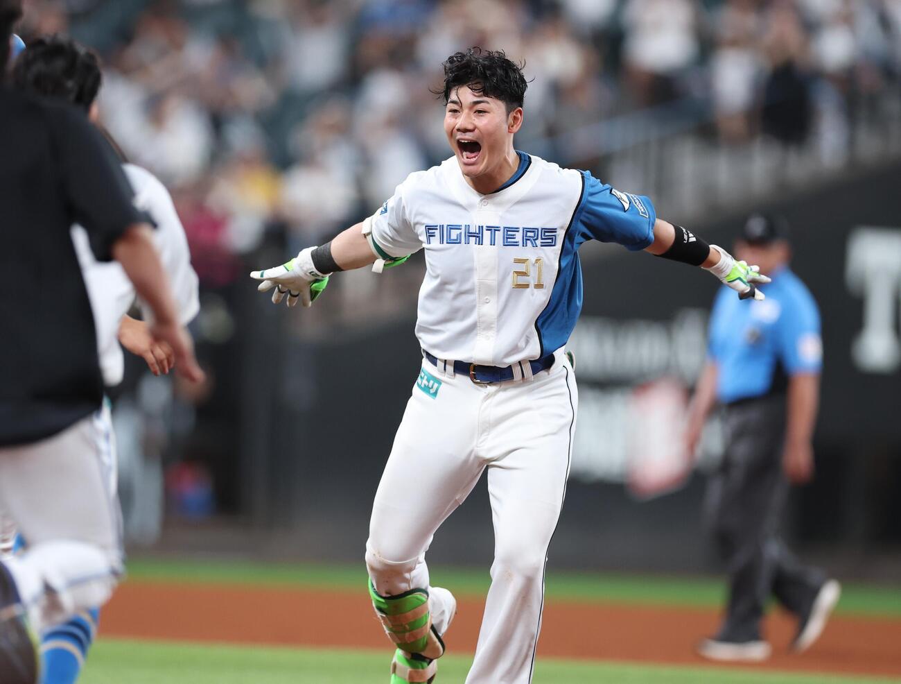日本ハム対ソフトバンク　10回裏日本ハム1死三塁、サヨナラ打を放ち歓喜する清宮幸太郎（撮影・黒川智章）