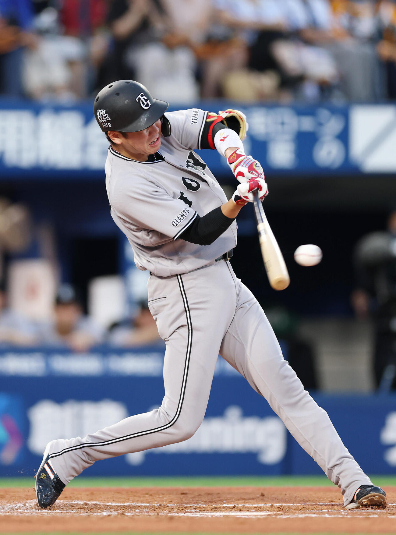 DeNa対巨人　2回表巨人1死、安打を放つ坂本勇人（撮影・増田悦実）