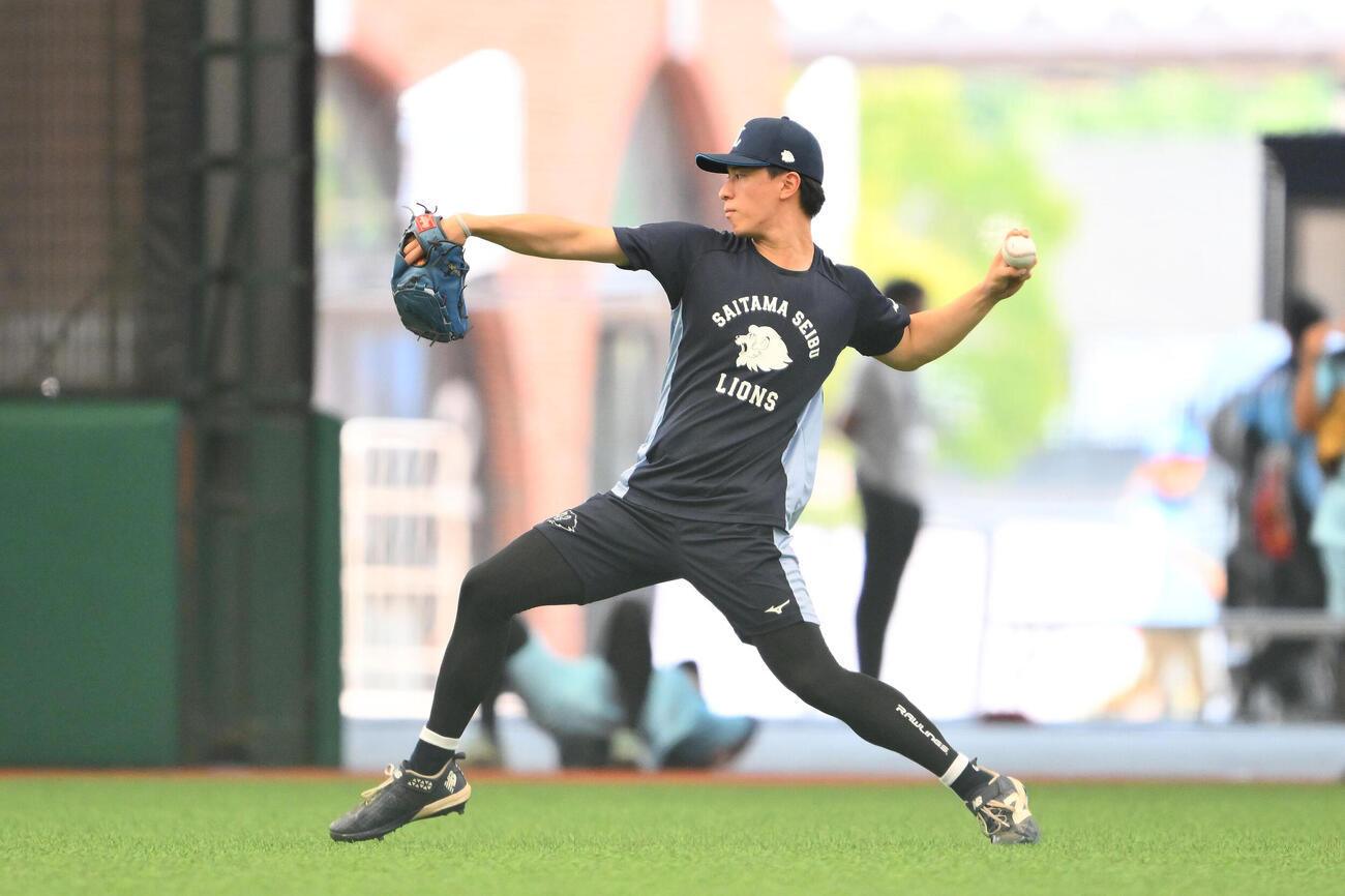 西武対オリックス　試合前練習で調整する西武杉山遥希（撮影・滝沢徹郎）