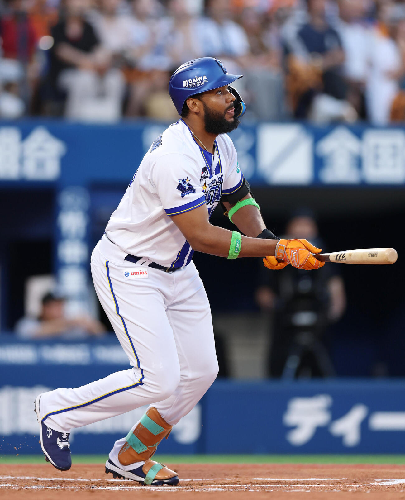 DeNA対巨人　1回裏DeNA2死一塁、適時二塁打を放つエンカーナシオン（撮影・増田悦実）