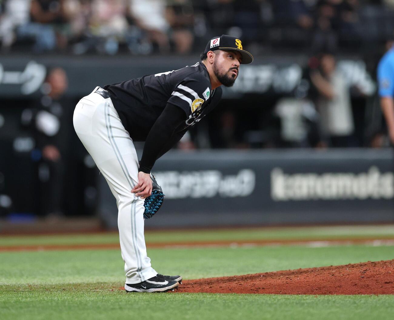 日本ハム対ソフトバンク　7回裏、水野達稀に満塁本塁打を浴び肩を落とすオスナ（撮影・黒川智章）