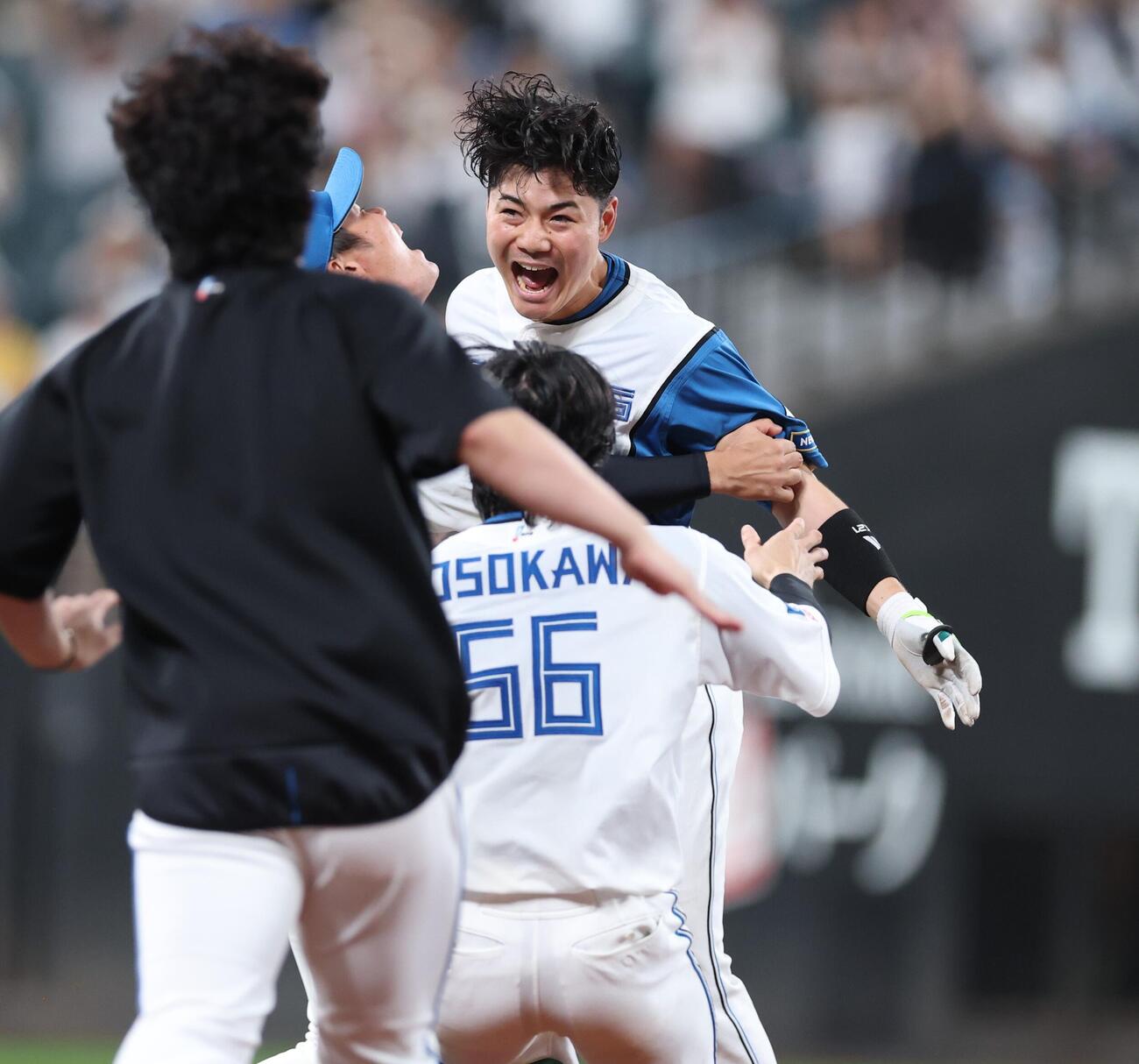 日本ハム対ソフトバンク　10回裏日本ハム1死三塁、サヨナラ打を放ち歓喜する清宮幸太郎（撮影・黒川智章）
