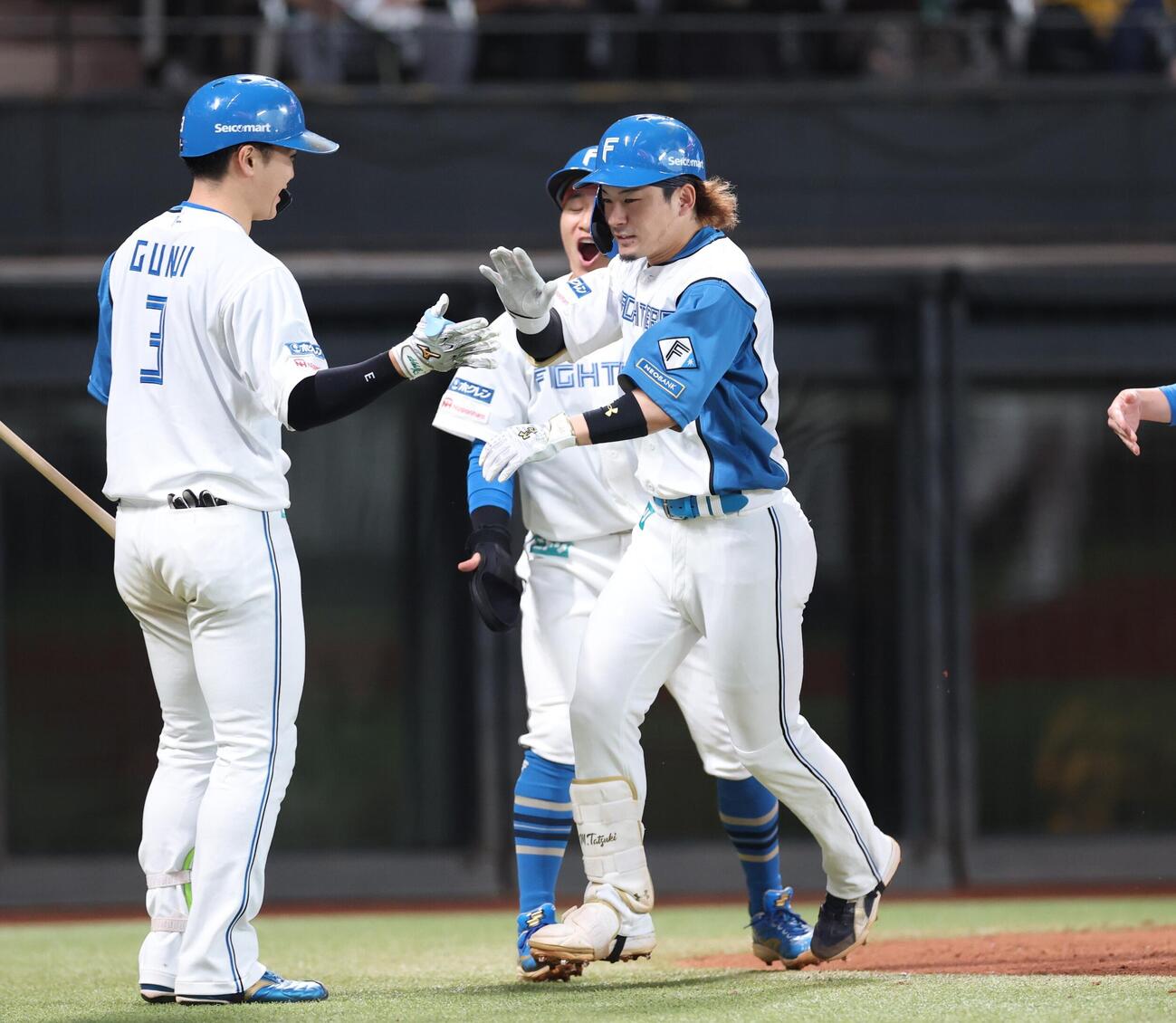 日本ハム対ソフトバンク　7回裏、満塁本塁打を放ち生還する水野達稀（撮影・黒川智章）
