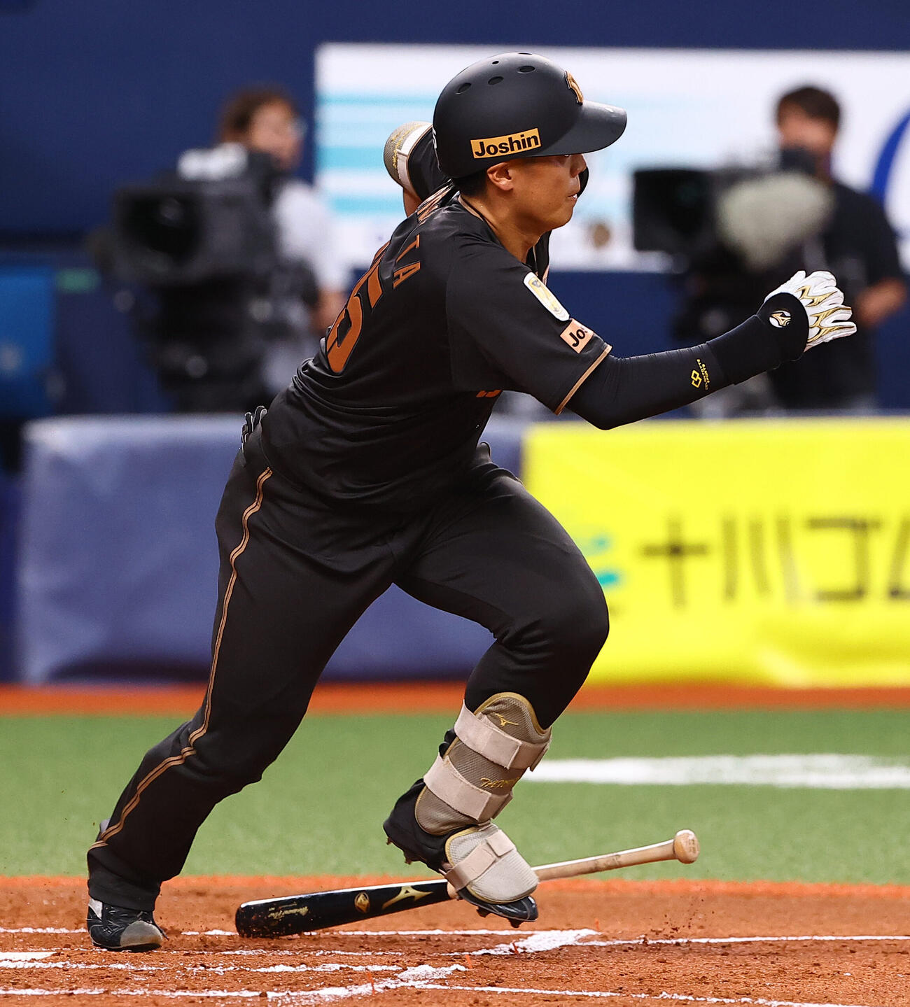 阪神対ヤクルト　2回裏阪神1死一塁、プロ初打席に立つ谷端将伍は三塁併殺打に倒れる（撮影・上田博志）