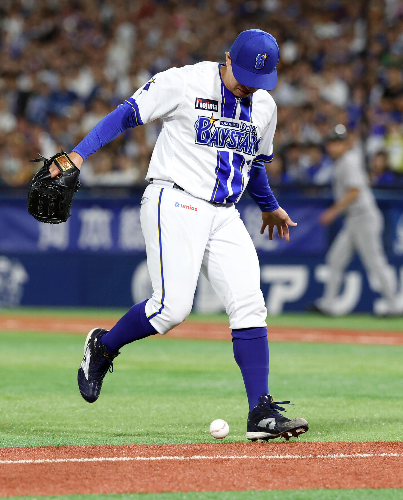 DeNA対巨人　6回表巨人1死、松本剛のセフティーバントで打球を見送る東克樹（撮影・浅見桂子）