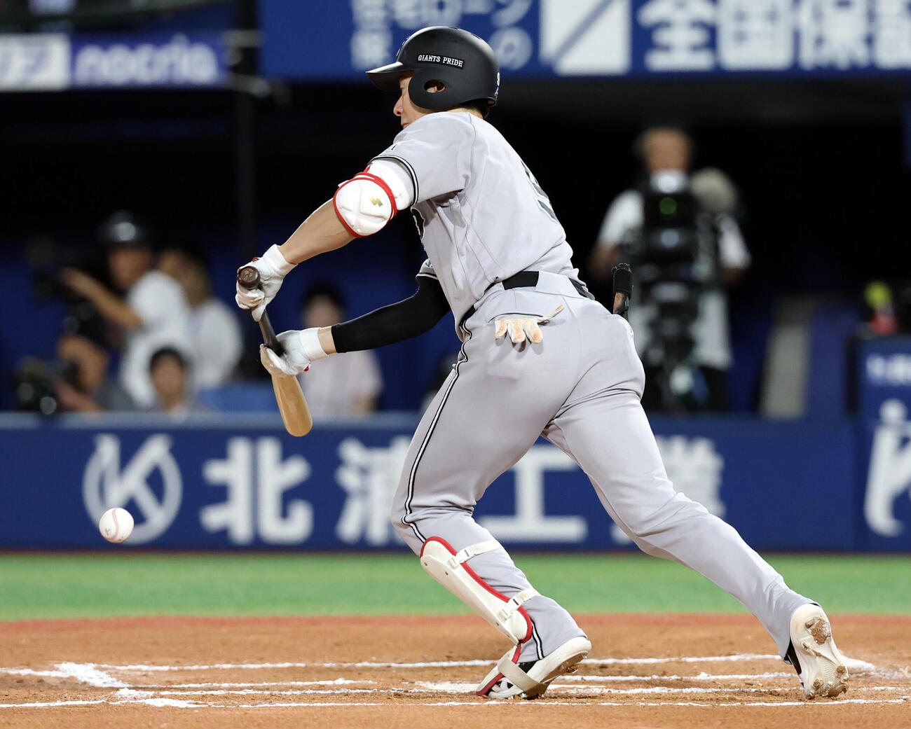 DeNA対巨人　6回表巨人1死、松本剛はセフティーバントを決め出塁する（撮影・浅見桂子）