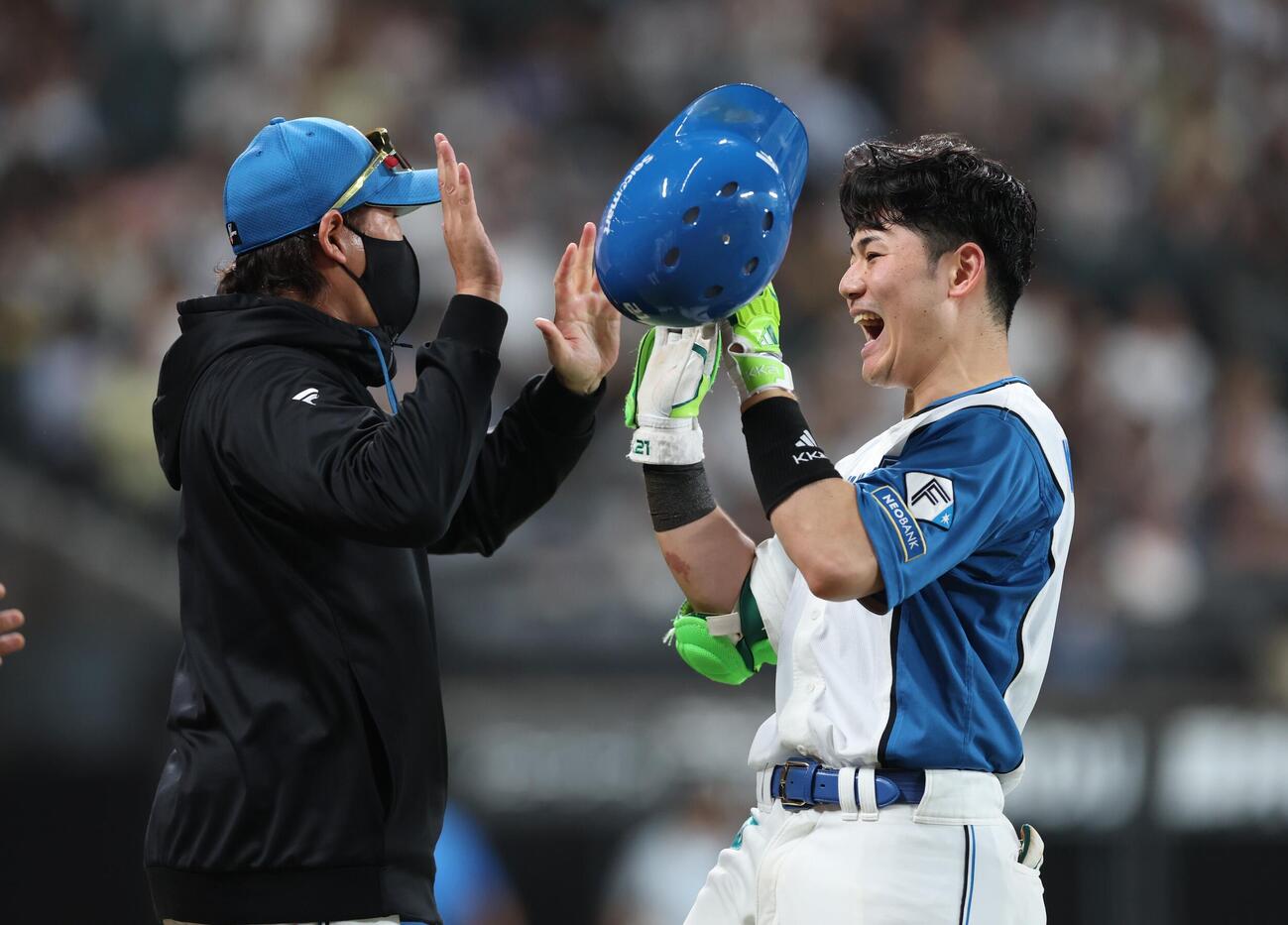 日本ハム対ソフトバンク　サヨナラ打を放った清宮幸太郎（右）を出迎える日本ハム新庄剛志監督（撮影・黒川智章）