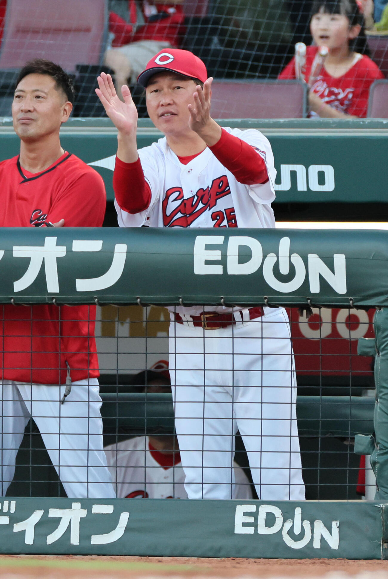 広島対中日　1回裏広島1死一塁、サンドロ・ファビアンの逆転の左越え2点本塁打を喜ぶ新井貴浩監督（撮影・加藤孝規）