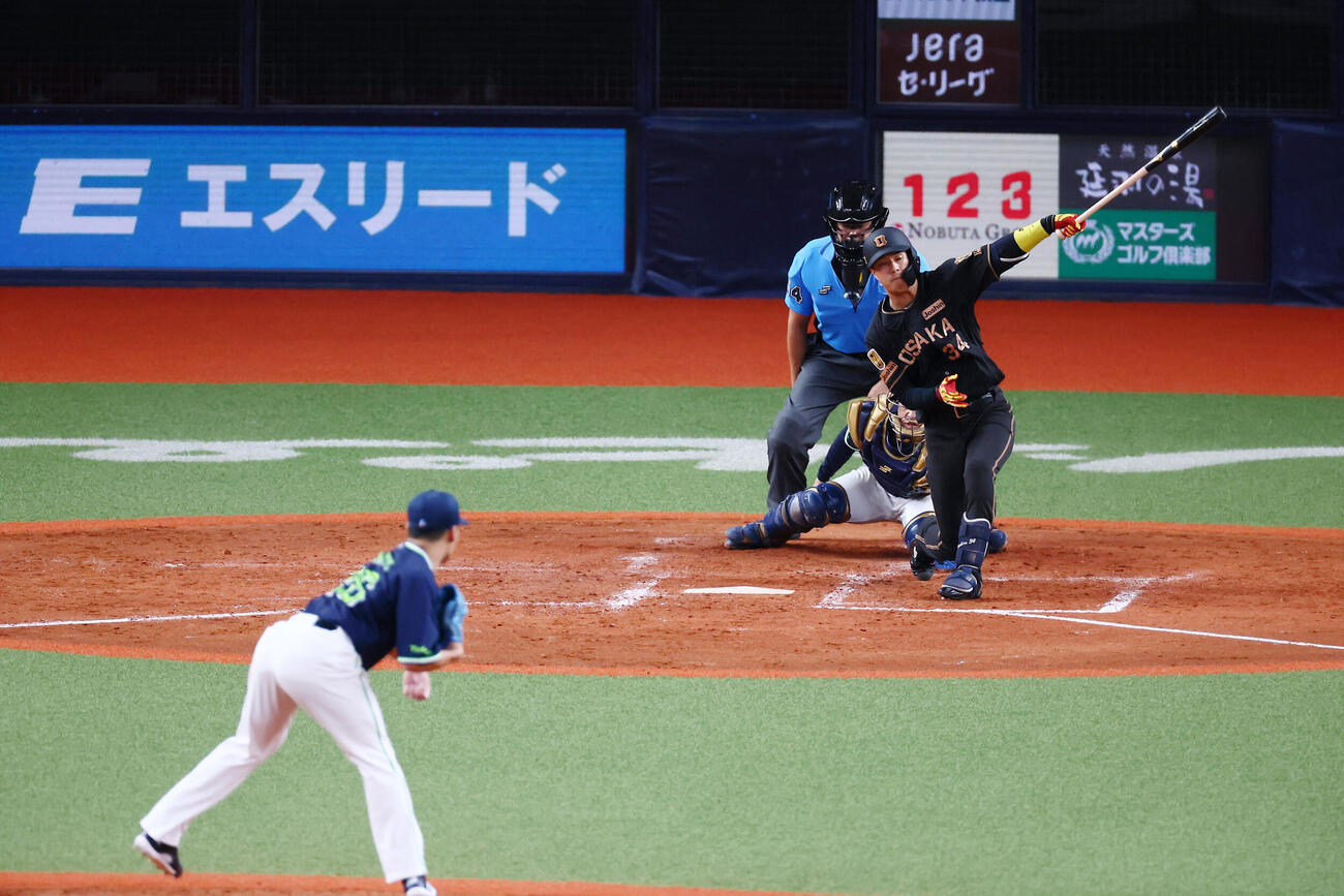 阪神対ヤクルト　5回裏阪神1死二、三塁、三振する岡城快生。投手山野太一（撮影・加藤哉）