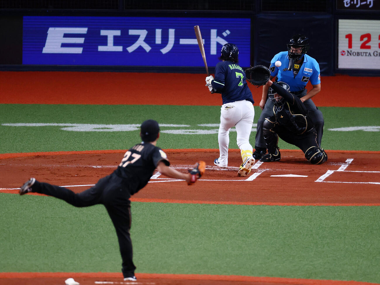 阪神対ヤクルト　1回表ヤクルト無死、長岡秀樹は死球を受ける。投手伊藤将司（撮影・加藤哉）