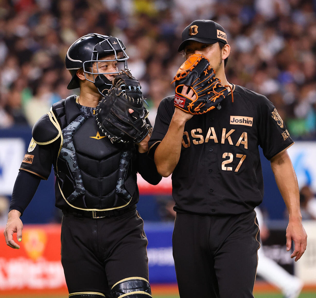 阪神対ヤクルト　4回無失点と好投する伊藤将司（右）は坂本誠志郎と話しながらベンチに引き揚げる（撮影・上田博志）