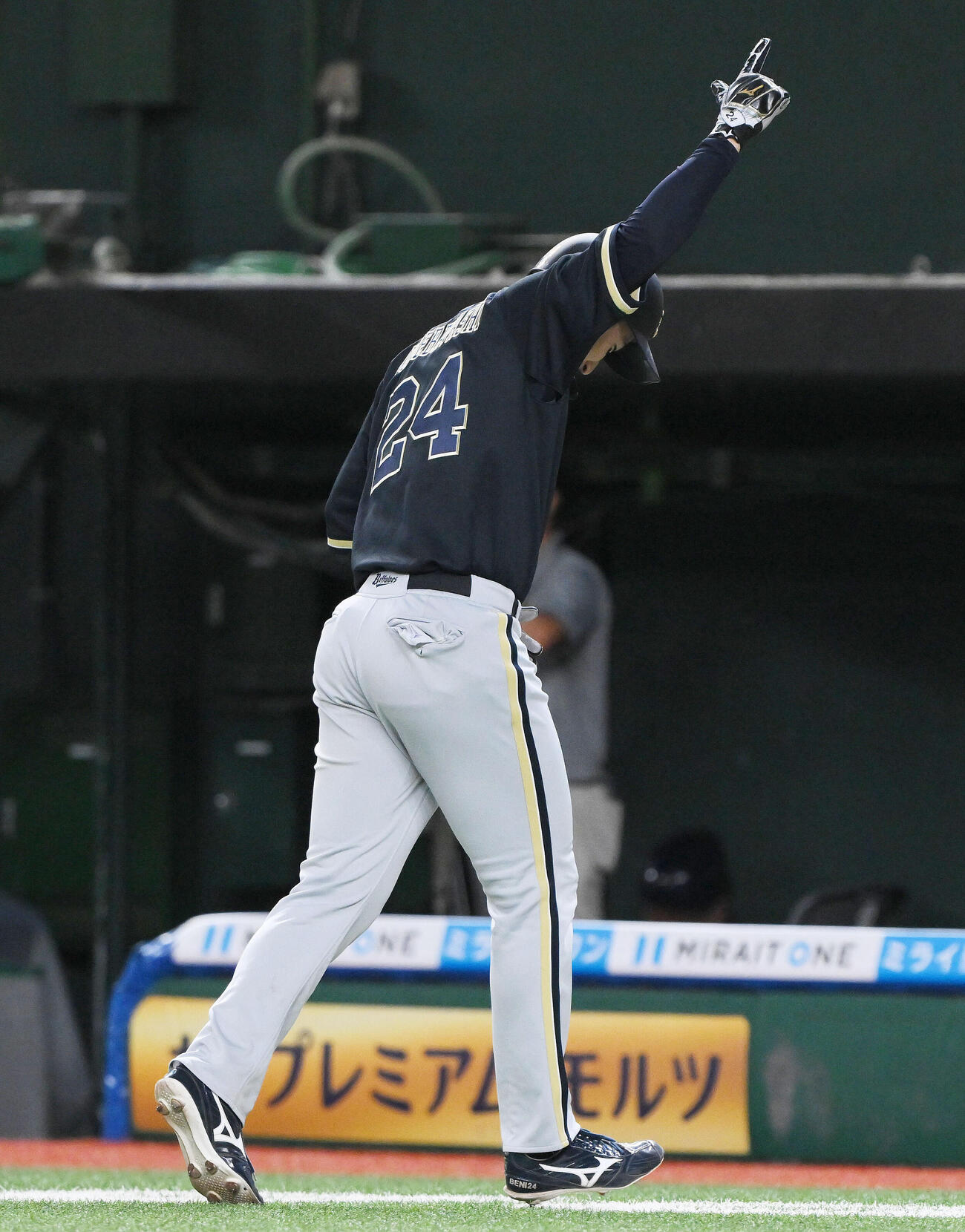 西武対オリックス　6回表オリックス2死一、二塁、2点適時二塁打を放った紅林弘太郎はベンチ前でポーズを決める（撮影・滝沢徹郎）