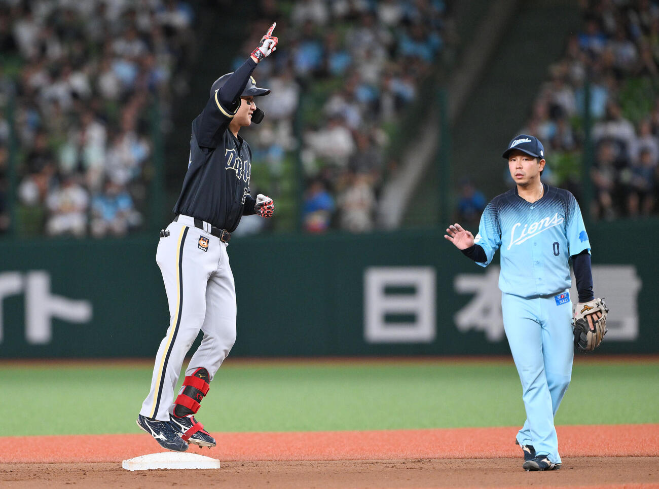 西武対オリックス　6回表オリックス2死一、二塁、紅林弘太郎（左）は2点適時二塁打を放ちポーズを決める。二塁手児玉亮涼（撮影・滝沢徹郎）