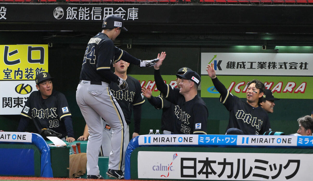 西武対オリックス　6回表オリックス2死一、二塁、2点適時二塁打を放った紅林弘太郎（手前）はベンチ前でチームメートとタッチをかわす（撮影・滝沢徹郎）