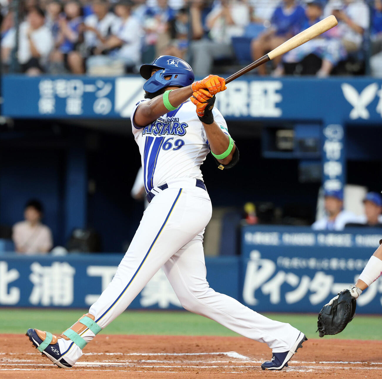 DeNA対巨人　1回裏DeNA2死一塁、エンカーナシオンは先制適時二塁打を放つ（撮影・浅見桂子）