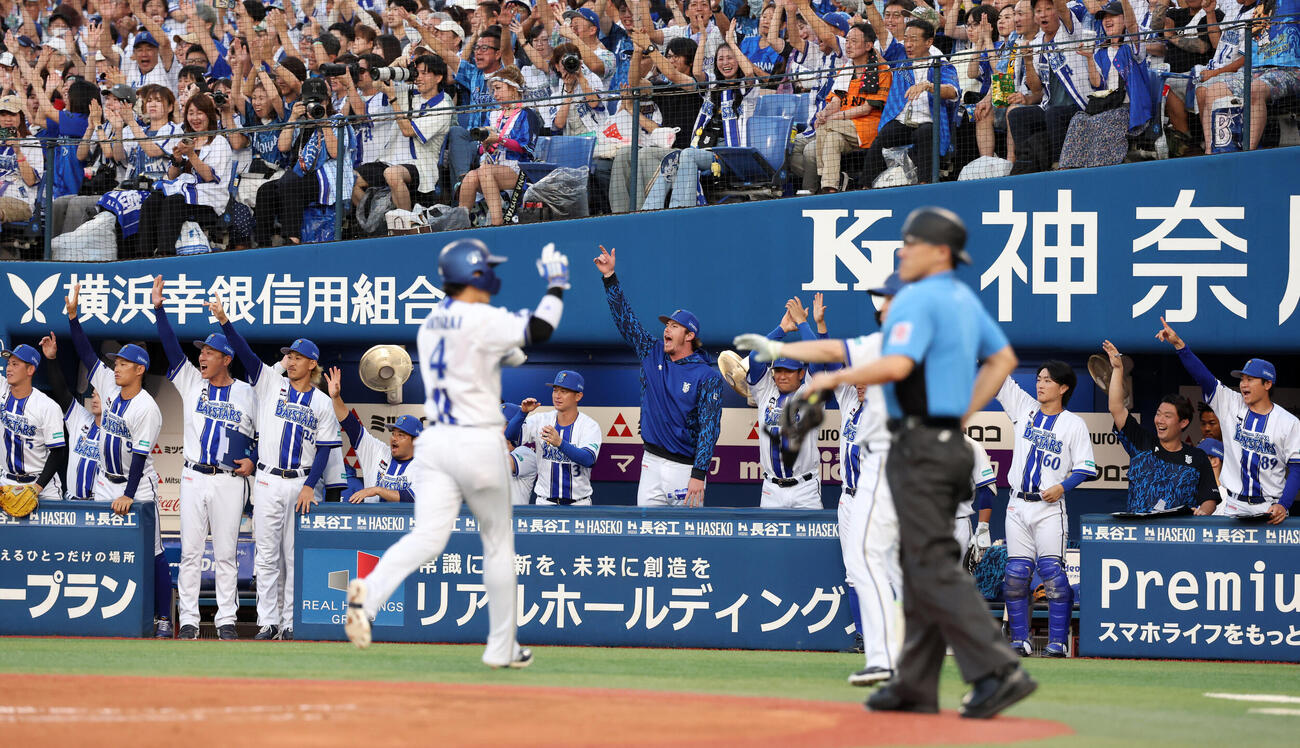 DeNA対巨人　1回裏DeNA2死一塁、エンカーナシオンが適時二塁打を放ち喜ぶDeNAナイン（撮影・浅見桂子）