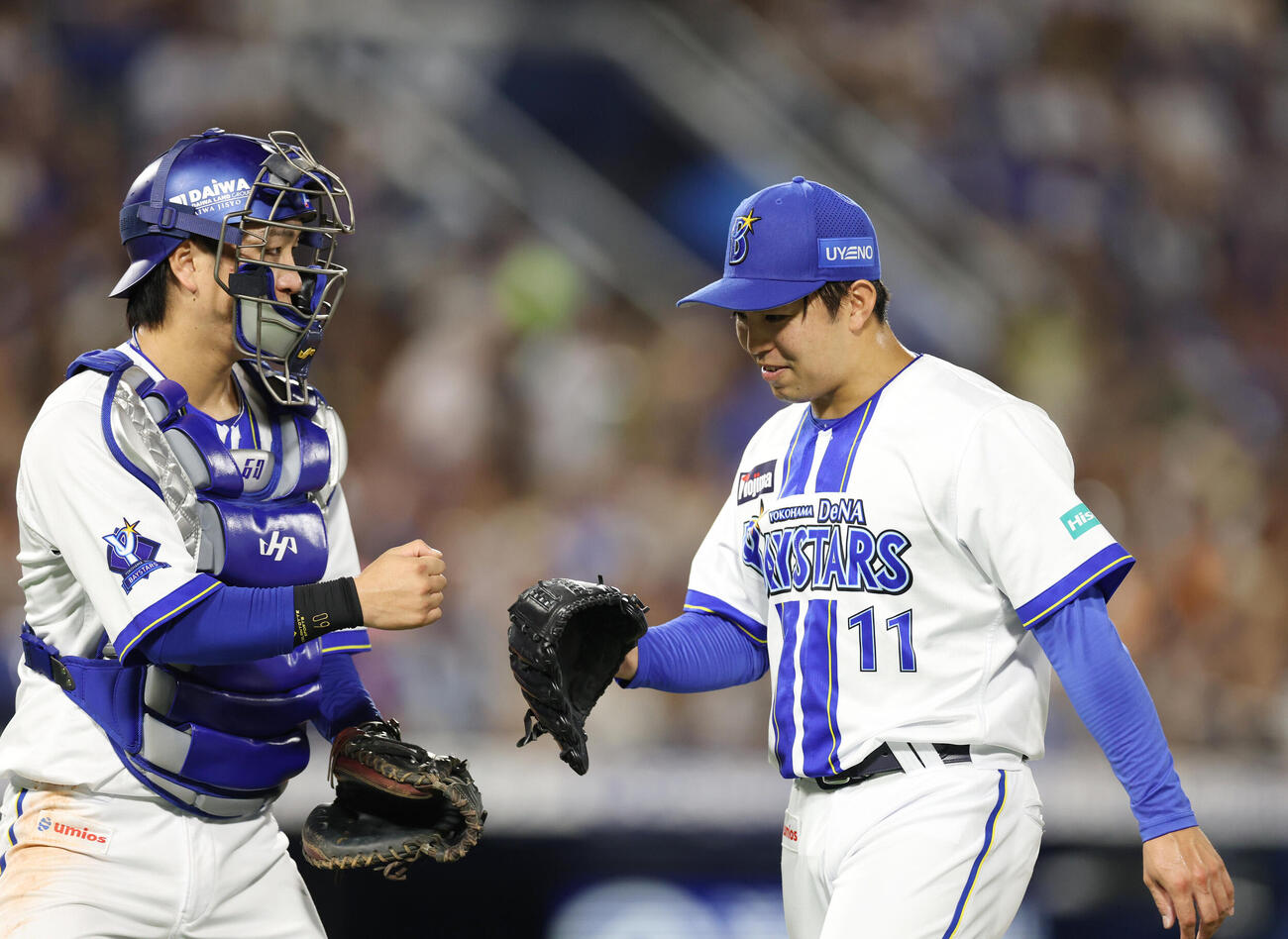 DeNA対巨人　5回表を3人で抑えタッチを交わす古市尊（右）と東克樹（撮影・増田悦実）