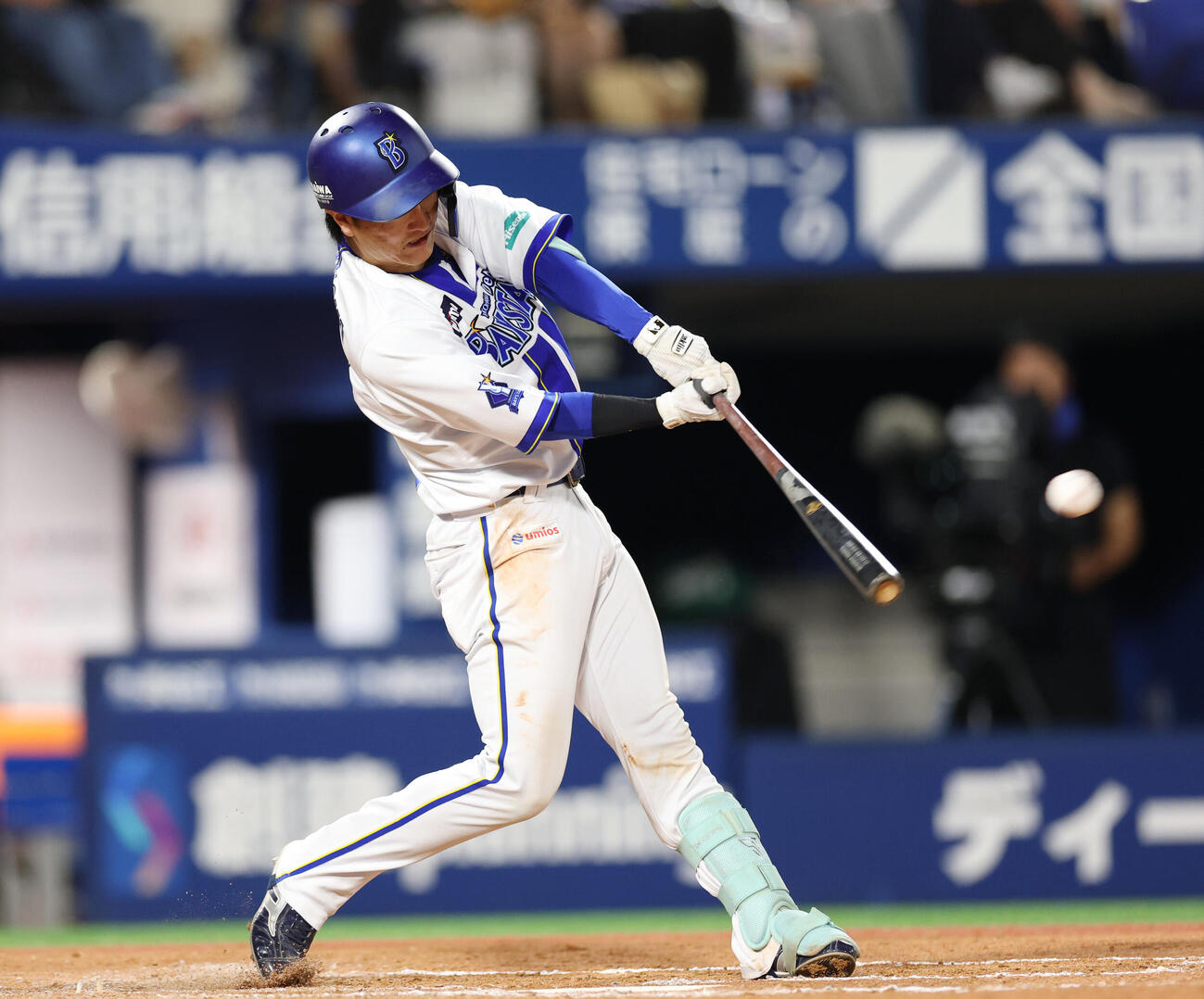 DeNA対巨人　7回裏DeNA2死、二塁打を放つ古市尊（撮影・増田悦実）