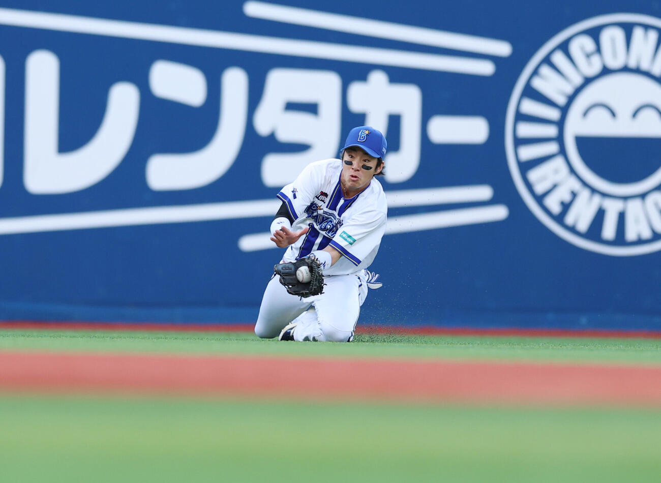 DeNA対巨人　1回表巨人無死、浦田俊輔の打球をダイビングキャッチする度会隆輝（撮影・増田悦実）