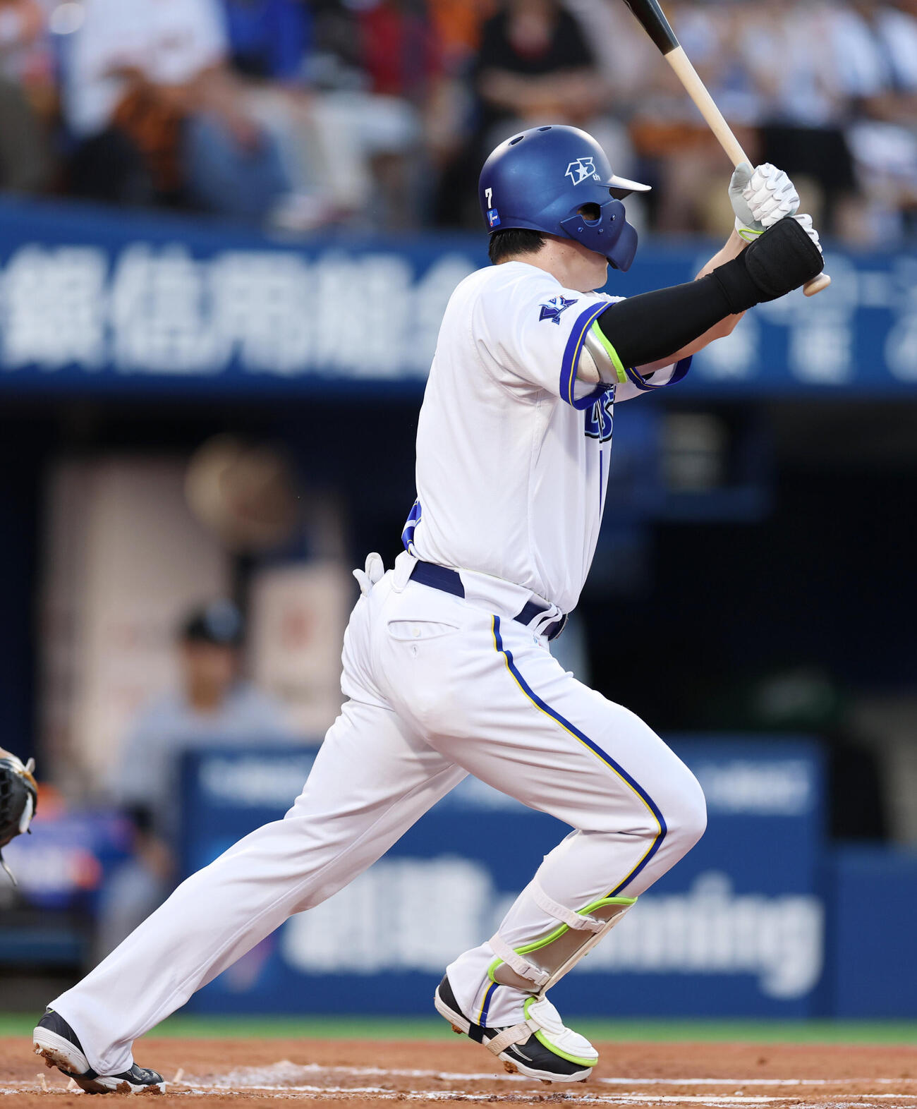 DeNA対巨人　1回裏DeNA2死二塁、安打を放つ佐野恵太（撮影・増田悦実）