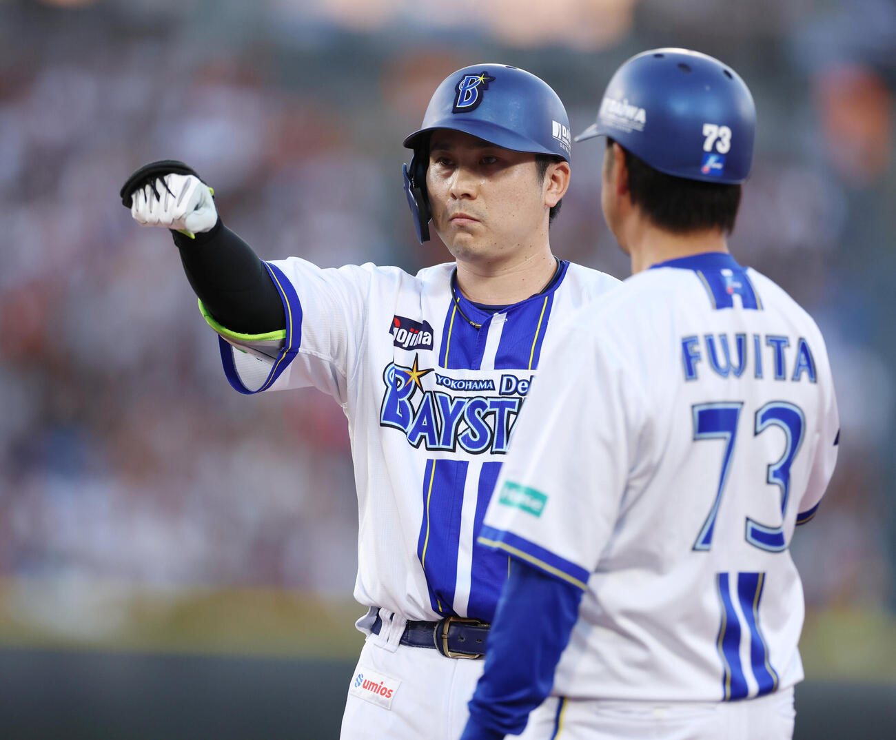 DeNA対巨人　1回裏DeNA2死二塁、安打を放ちポーズをする佐野恵太（撮影・増田悦実）