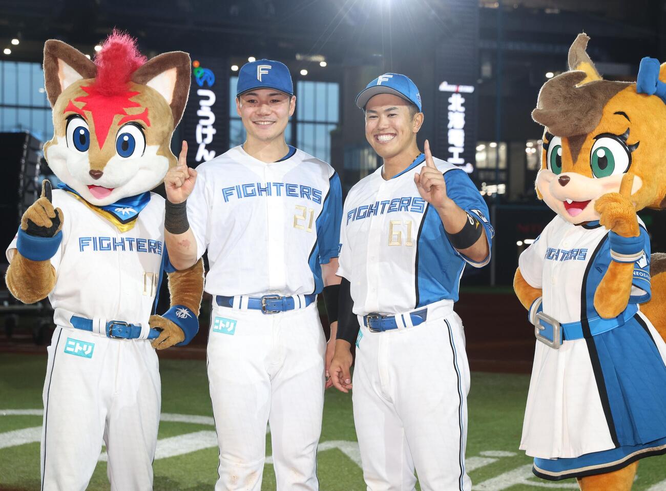 日本ハム対ソフトバンク　試合後、笑顔で「執念」ポーズの清宮幸太郎（左）と今川優馬（撮影・黒川智章）