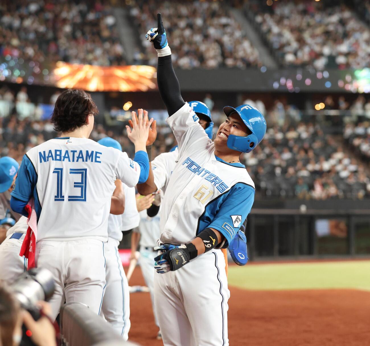日本ハム対ソフトバンク　5回裏、3点本塁打を放ちスタンドに向かって「執念」ポーズの今川優馬（撮影・黒川智章）