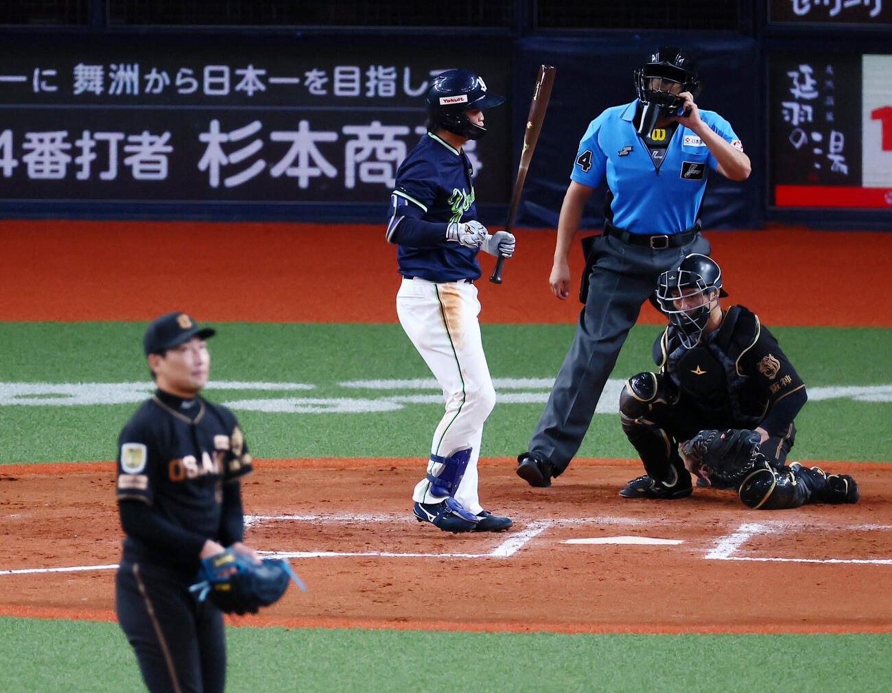 阪神対ヤクルト　8回表ヤクルト2死満塁、西村瑠伊斗は押し出し四球を選びガッツポーズを見せる。投手岩崎優（撮影・加藤哉）