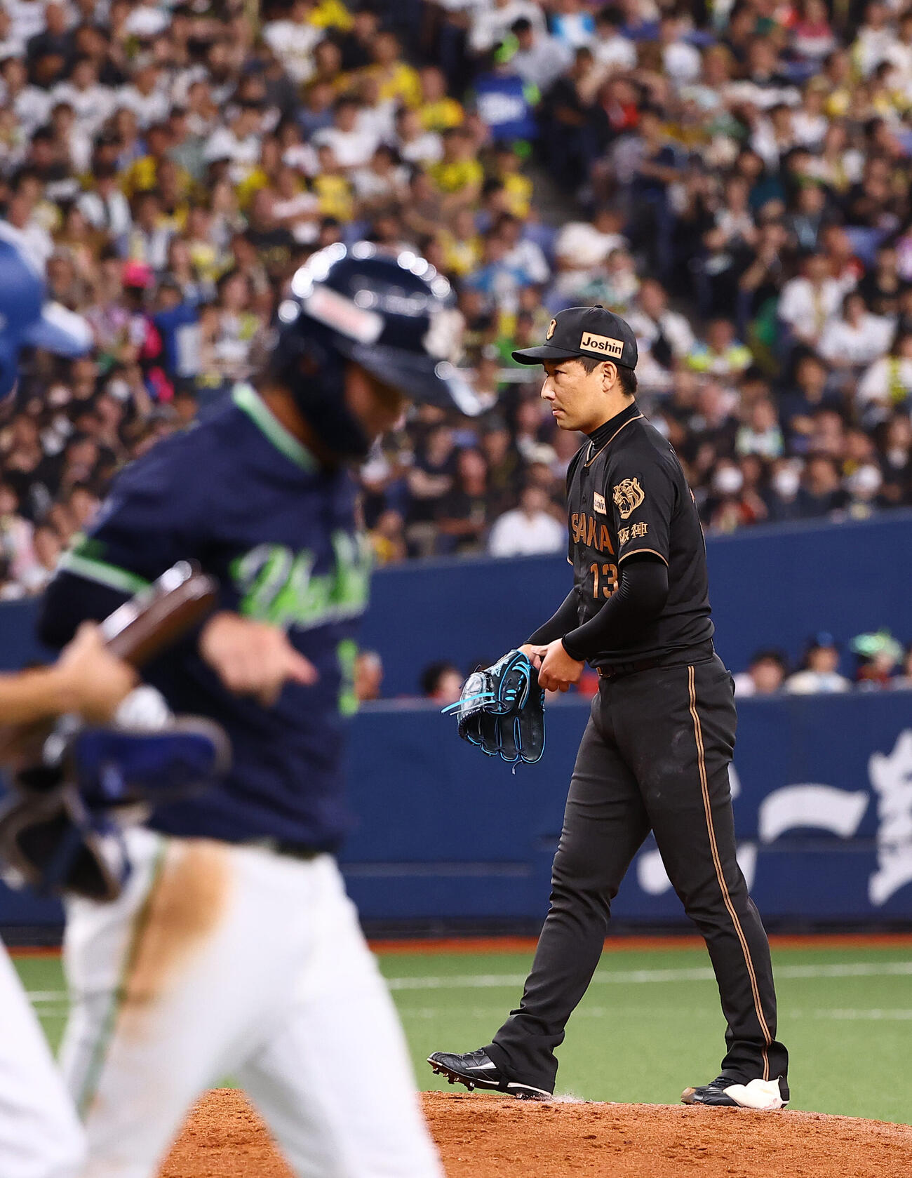 阪神対ヤクルト　8回表ヤクルト2死満塁、岩崎優（右）は西村瑠伊斗に押し出し四球を与える（撮影・上田博志）