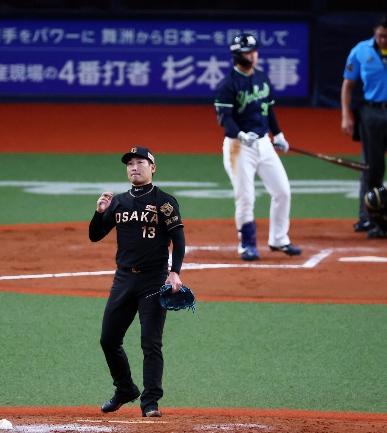 阪神対ヤクルト　8回表ヤクルト2死満塁、岩崎優は西村瑠伊斗に押し出しとなる四球を与え失点する（撮影・加藤哉）