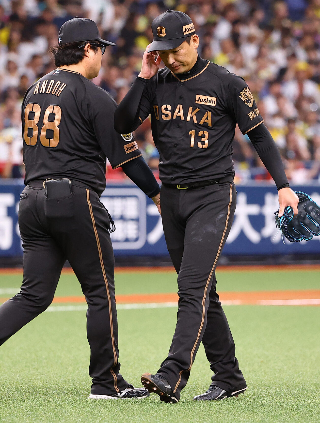 阪神対ヤクルト　8回表ヤクルト2死満塁、押し出し四球を与え降板する岩崎優（右）（撮影・上田博志）