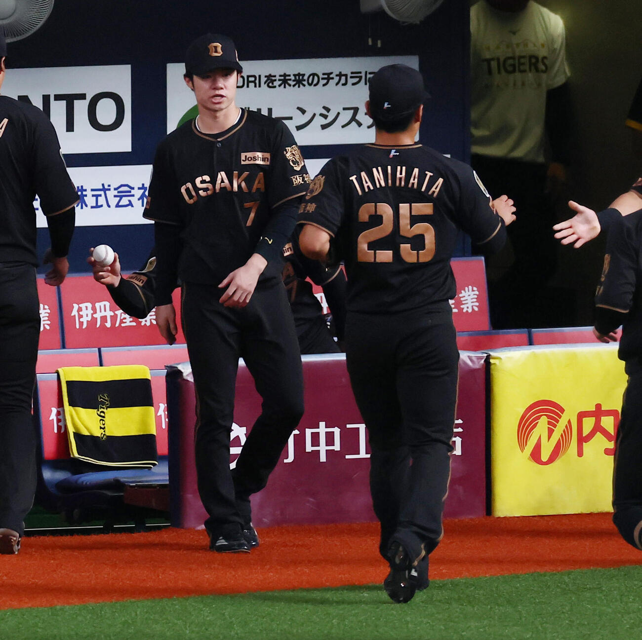 阪神対ヤクルト　1回表を終えベンチ前でナインを迎える阪神中野拓夢（撮影・加藤哉）