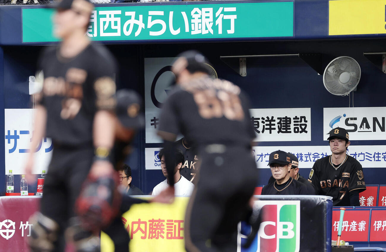 阪神対ヤクルト　試合前のシートノックをベンチから見つめる阪神中野拓夢（右端）（撮影・前田充）