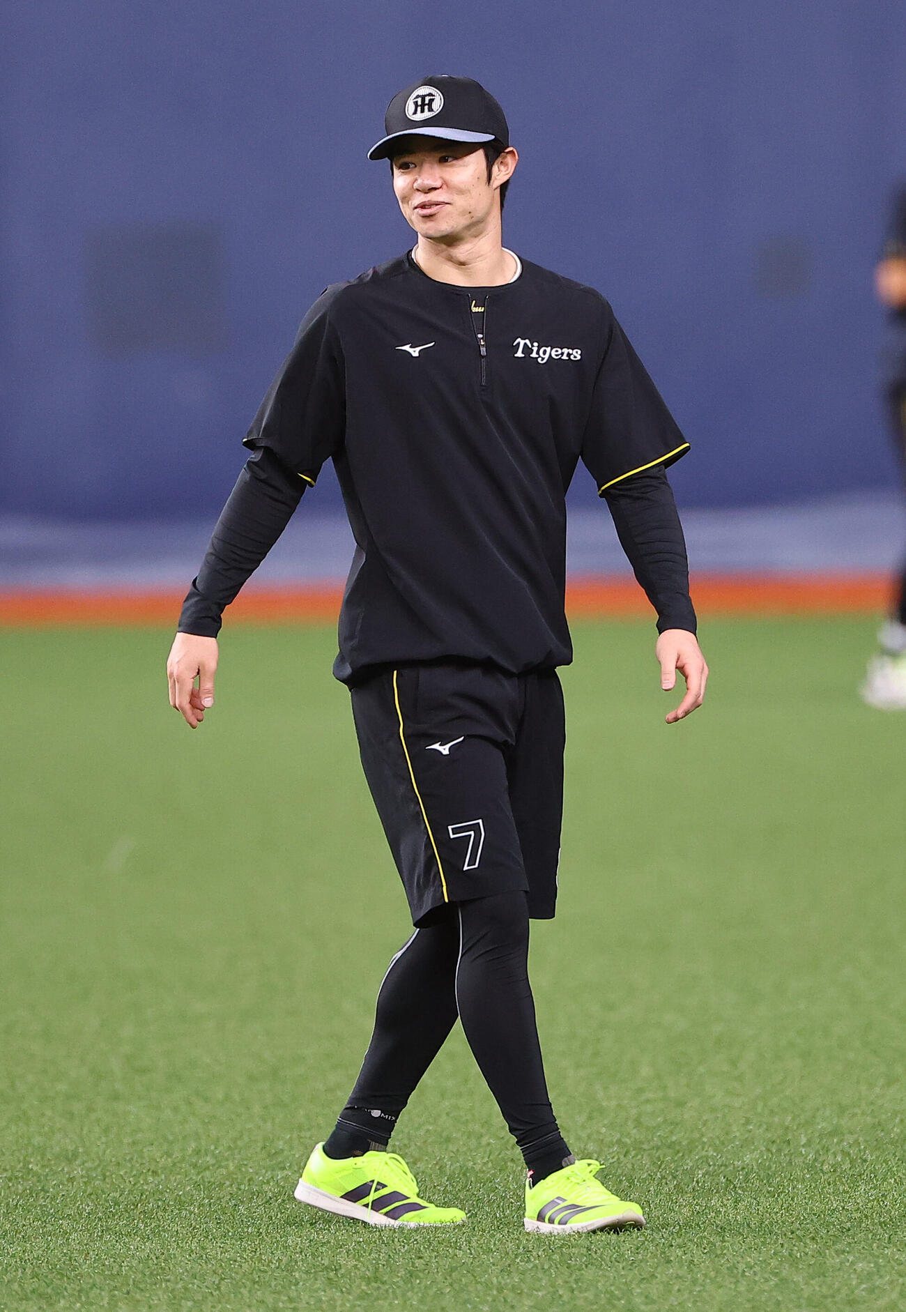 阪神対ヤクルト　外野を歩く中野拓夢（撮影・上田博志）