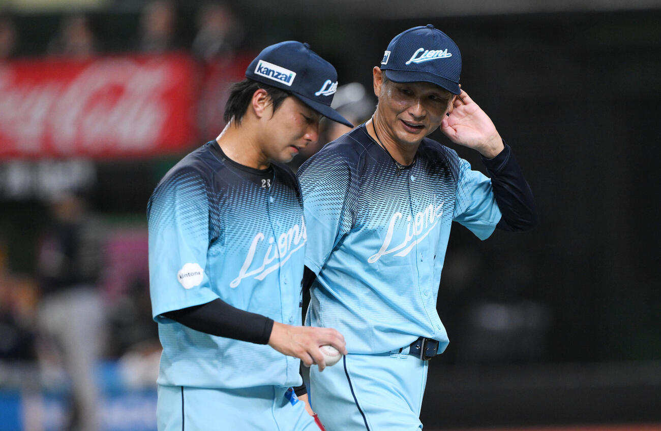 西武対オリックス　6回表、交代を告げた西武2番手の森脇亮介（左）と引き揚げる西口文也監督（撮影・滝沢徹郎）