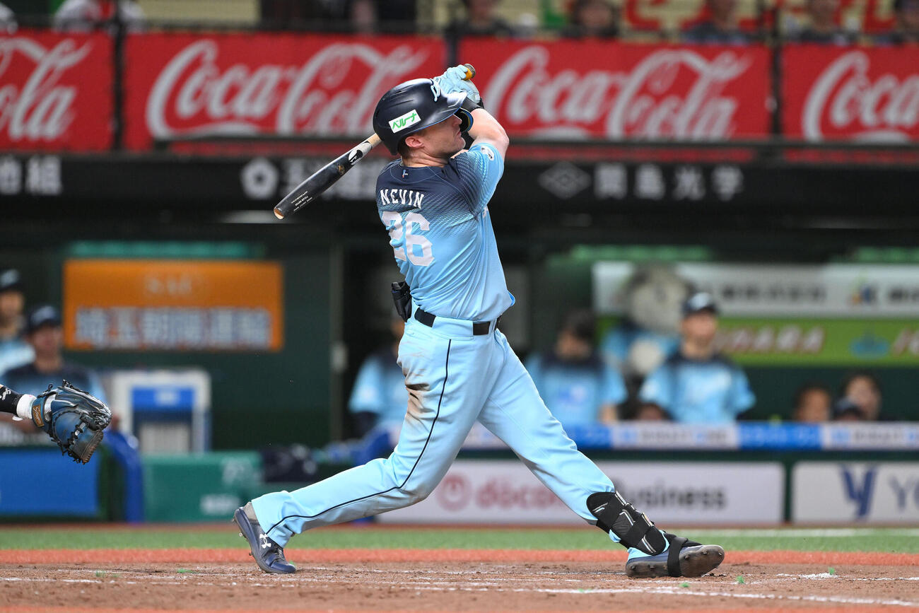 西武対オリックス　9回裏西武無死、タイラー・ネビンは中越えに本塁打を放つ（撮影・滝沢徹郎）