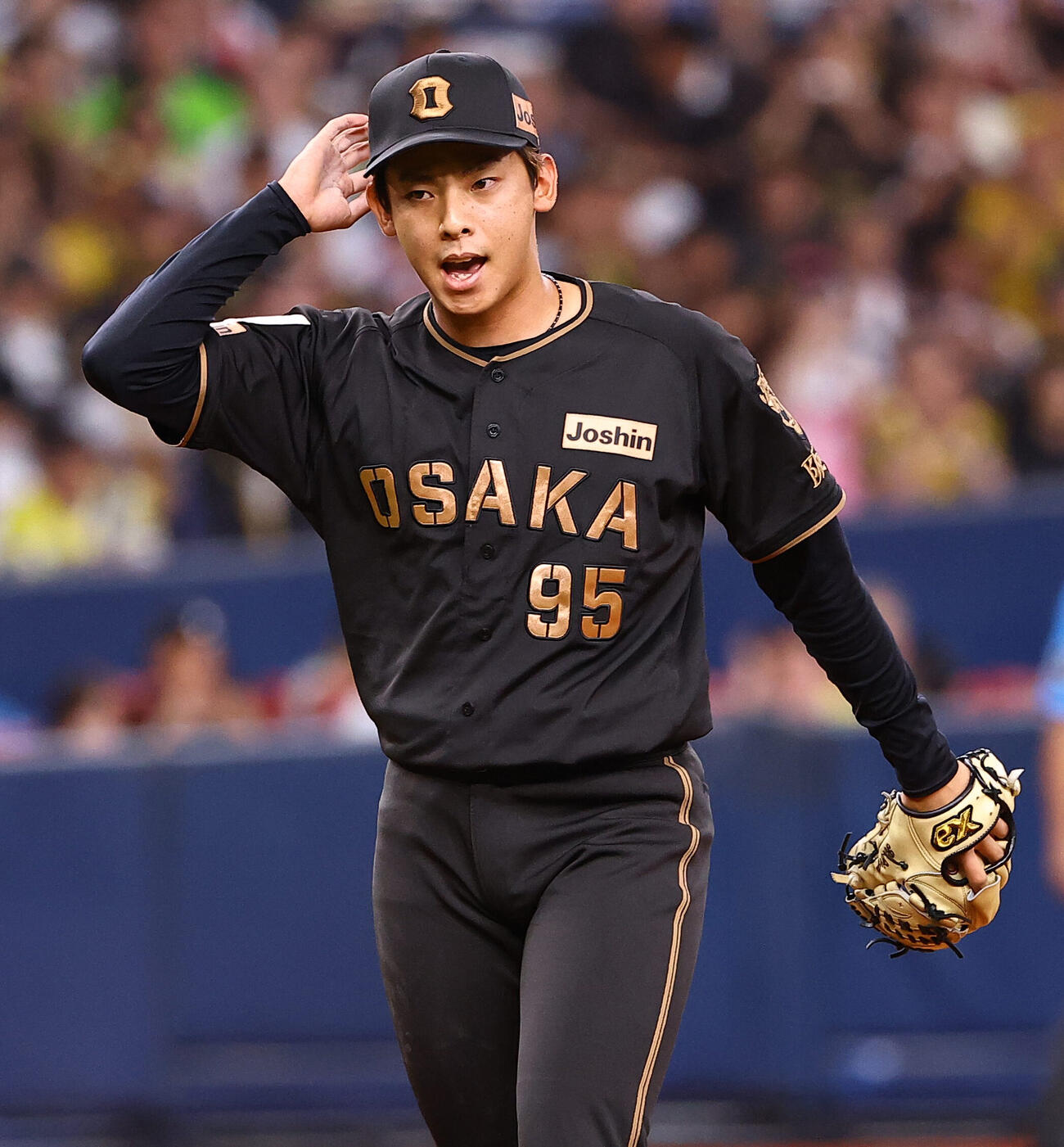 阪神対ヤクルト　8回表ヤクルト2死満塁、内山壮真から三振を奪い雄たけびを上げる神宮僚介（撮影・上田博志）