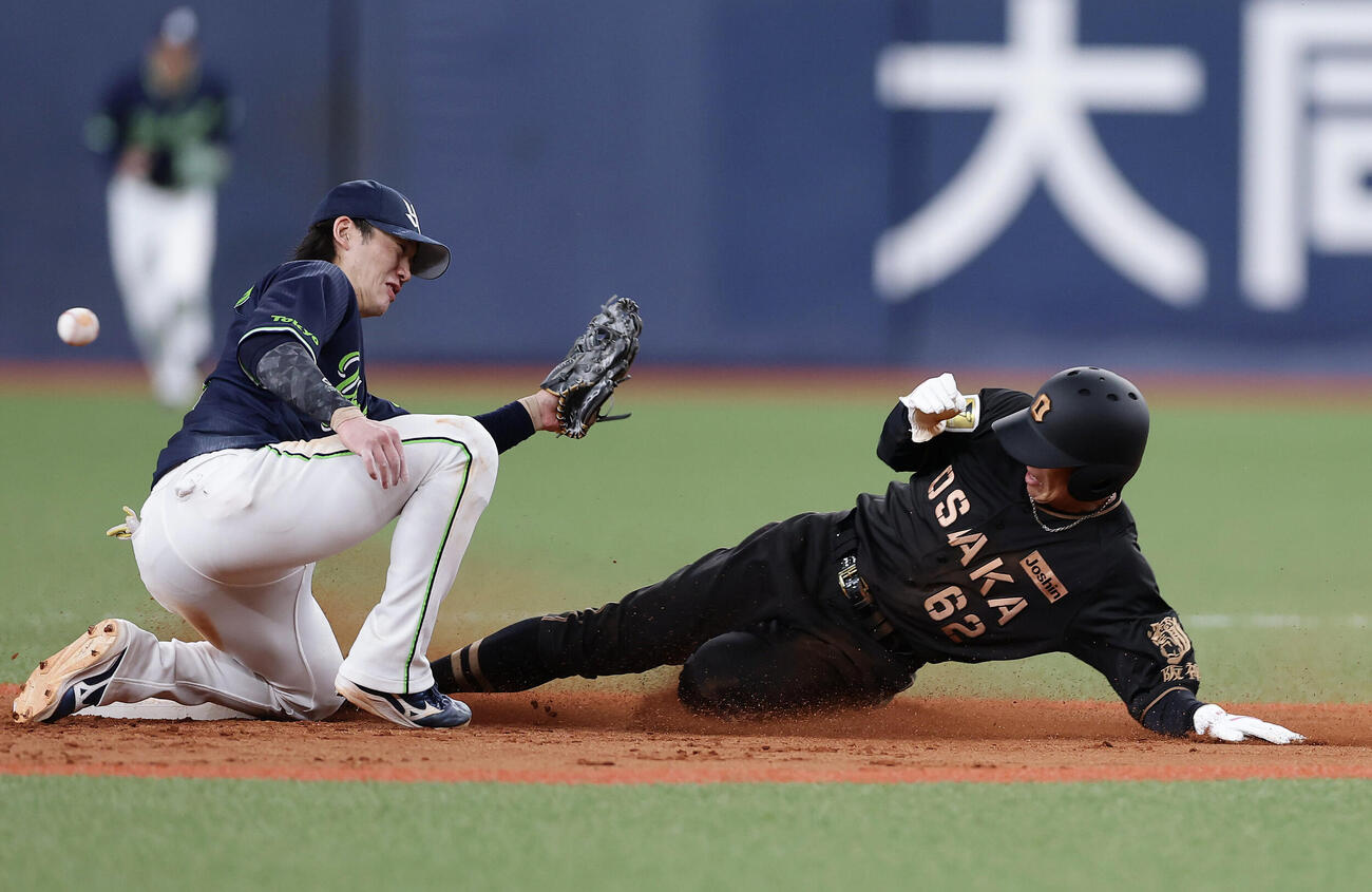 阪神対ヤクルト　9回裏阪神無死一塁、二盗を決める代走植田海。遊撃手長岡秀樹（撮影・前田充）