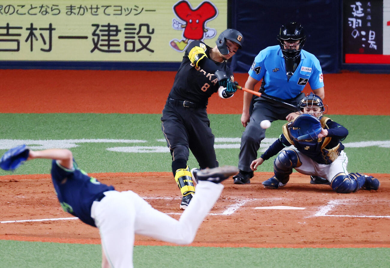 阪神対ヤクルト　9回裏阪神無死三塁、佐藤輝明は同点右前適時打を放つ。投手広沢優（撮影・加藤哉）