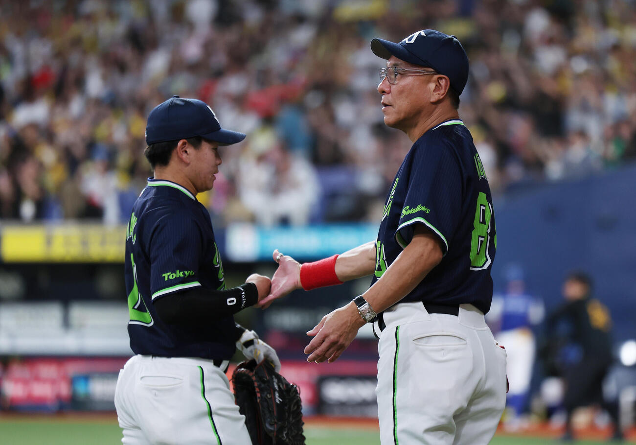 阪神対ヤクルト　阪神にサヨナラ負けを喫し、ナインを出迎えるヤクルト池山隆寛監督（右）（撮影・前田充）