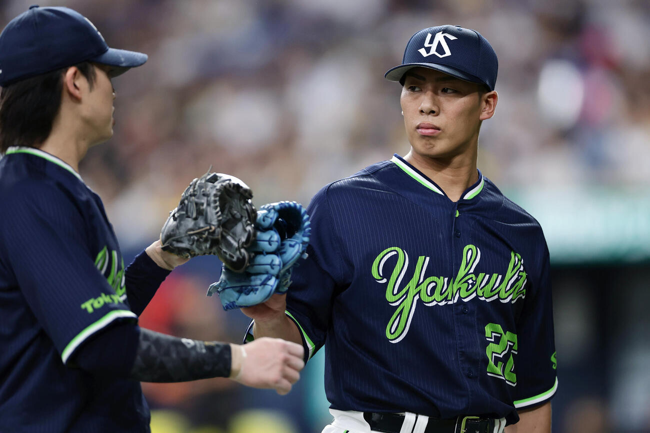 阪神対ヤクルト　3回裏を投げ終え、長岡秀樹（左）とタッチを交わしてベンチへ戻るヤクルト山野太一（撮影・前田充）