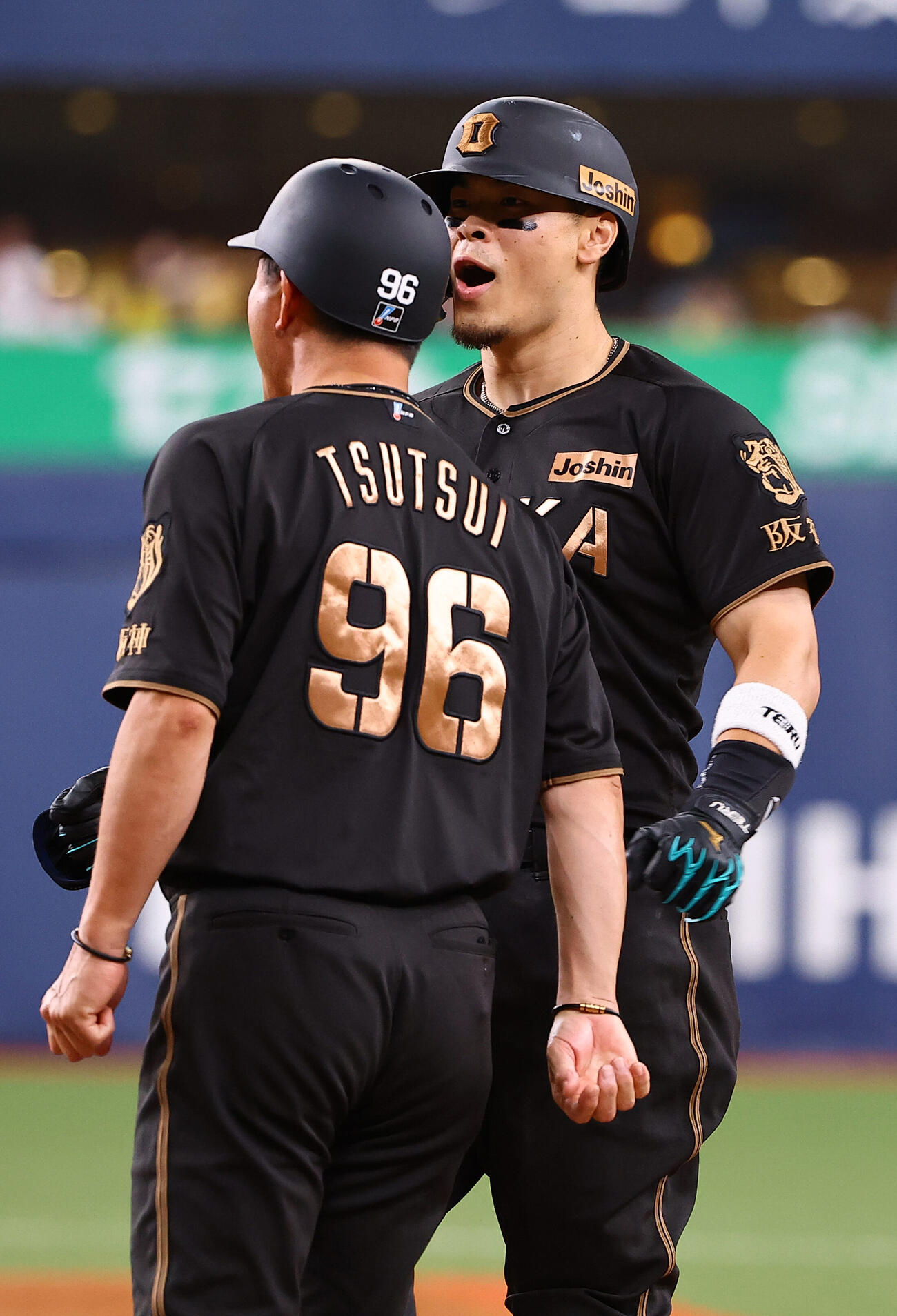 阪神対ヤクルト　9回裏阪神無死三塁、同点適時打を放った佐藤輝明は雄たけびを上げる（撮影・上田博志）