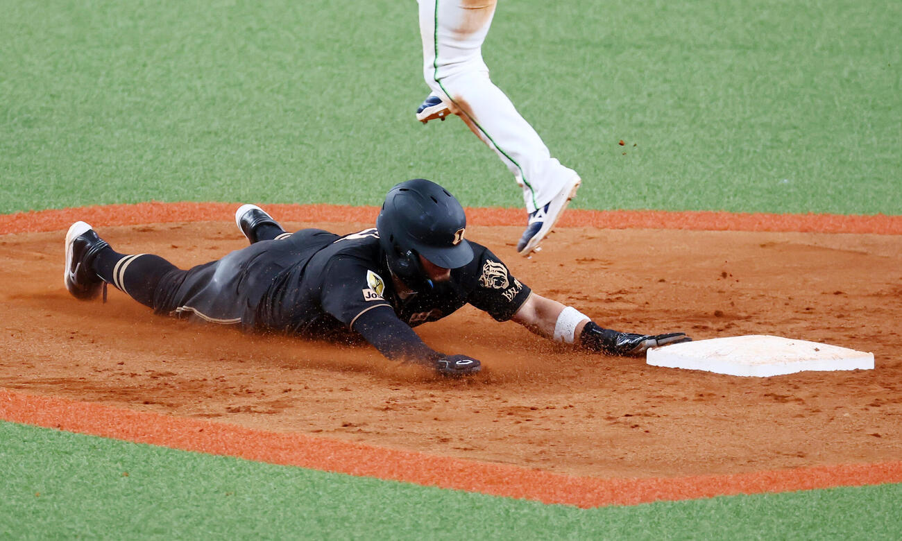 阪神対ヤクルト　9回裏阪神1死一塁、打者坂本誠志郎のとき二塁盗塁を決める一走佐藤輝明（撮影・加藤哉）