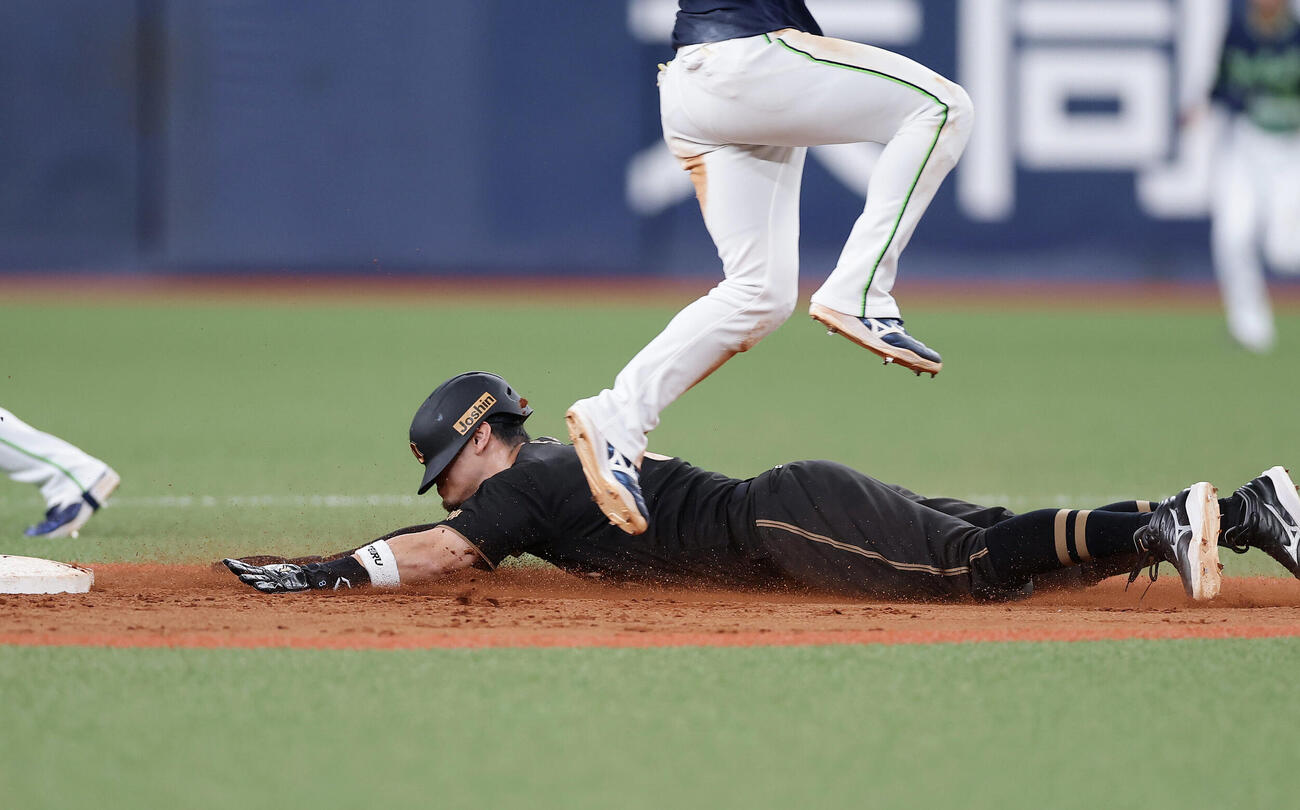 阪神対ヤクルト　9回裏阪神1死一塁、二盗を決める佐藤輝明（撮影・前田充）