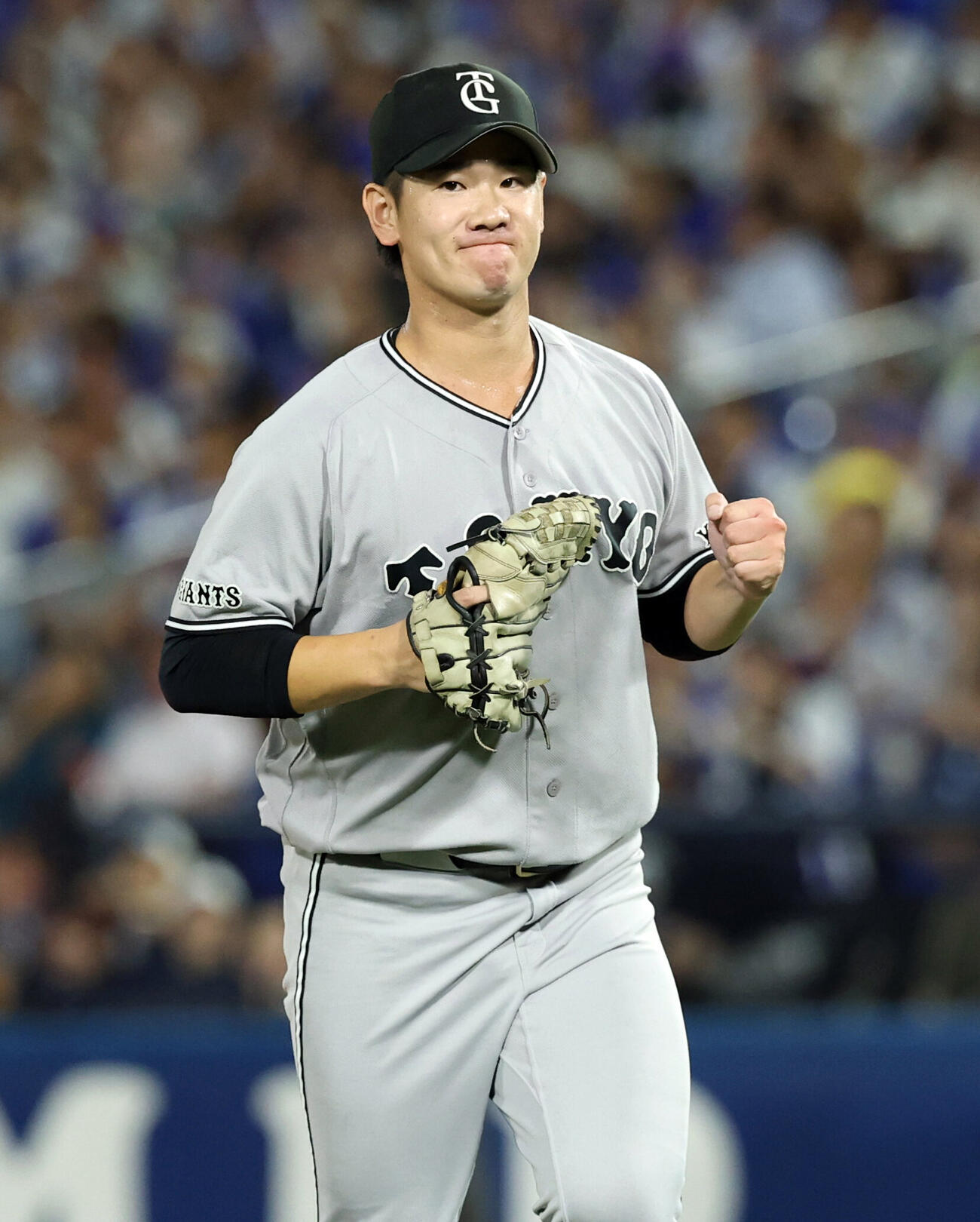 DeNA対巨人　6回裏DeNAの攻撃を抑えた井上温大は笑顔でこぶしを握る（撮影・浅見桂子）