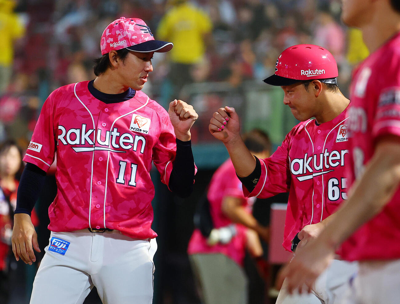 楽天対ロッテ　4勝目をあげ堀内謙伍（右）と喜ぶ楽天岸孝之（撮影・野上伸悟）