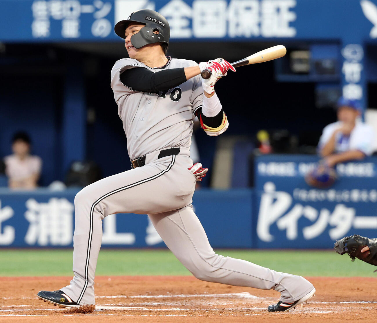 DeNA対巨人　2回表巨人1死、坂本勇人は左前打を放つ（撮影・浅見桂子）