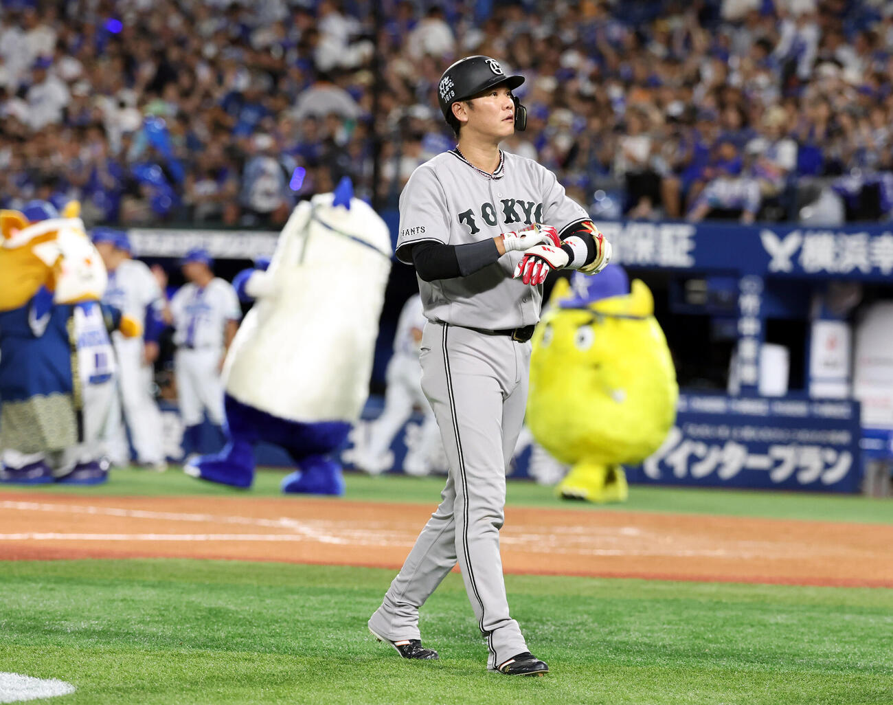 DeNA対巨人　9回表巨人2死一、二塁、坂本勇人は遊ゴロに倒れ、喜ぶDeNAナインを背に引き揚げる（撮影・浅見桂子）
